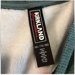 Kirkland XXL Long Sleeve Pullover Sweatshirt with pockets - great condition